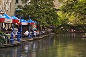 Images Dated 5th April 2006: Tourists dining in outdoor cafe on the famous River Walk along the San Antonio River