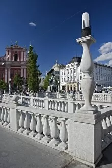 Triple Bridge, Preseren Square and baroque-style Franciscan Church of the Annunciation of Mary