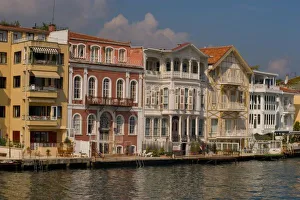 Images Dated 30th September 2005: Turkey, Bosporus, homes along strait