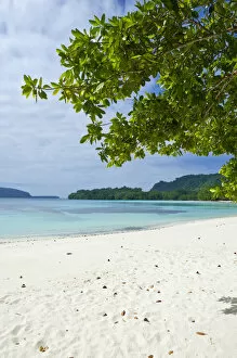 Images Dated 29th August 2008: Turquoise water and white sand at the Champagne beach, Island of Espiritu Santo, Vanuatu