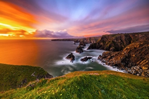 Images Dated 13th July 2024: United Kingdom, England, Cornwall. Carnewas, The Cove at Bedruthan Steps at Sunset