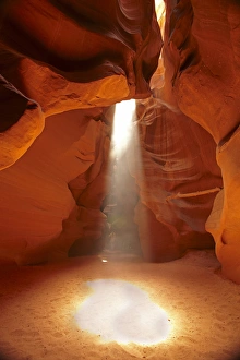 Images Dated 16th April 2014: United States, Arizona, Navajo Nation, shaft of light and eroded sandstone formations
