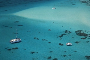 Images Dated 5th October 2007: Upolu Cay and Ocean Spirit II Dive Boat, Upolu Cay National Park, Great Barrier Reef Marine Park
