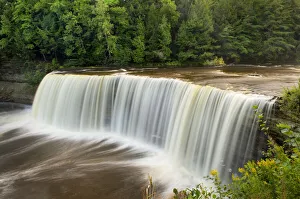 Images Dated 18th February 2020: Upper Tahquamenon Falls, Tahquamenon Falls State Park, Upper Peninsula, Michigan