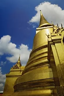Images Dated 16th February 2006: Upward view of The Phra Si Rattana Chedi, Wat Phra Kaeo, Bangkok, Thailand