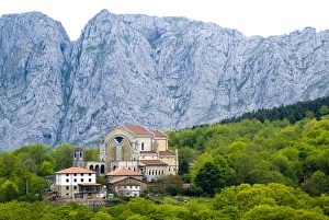 Images Dated 6th May 2005: Urkiola Natural Park. Urkiola Sanctuary. Biscay province. Basque Country. Spain