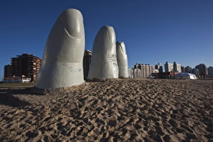 Images Dated 24th February 2009: Uruguay, Maldonado Department, Punta del Este. Playa Brava: Chilean Artist Mario