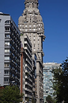 Images Dated 28th February 2009: Uruguay, Montevideo Department, Montevideo. Avenida 18 de Julio and Palacio Salvo building