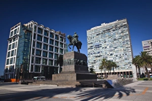 Images Dated 28th February 2009: Uruguay, Montevideo Department, Montevideo. General Artigas statue, Plaza Independencia