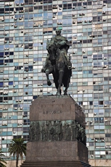 Images Dated 28th February 2009: Uruguay, Montevideo Department, Montevideo. General Artigas statue and Edificio de