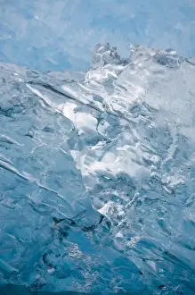 USA, Alaska, South Sawyer - Fords Terror Wilderness, Deep blue iceberg from South