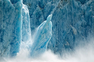 USA, Alaska, Tracy Arm - Fjords Terror Wilderness, Huge column of ice calves