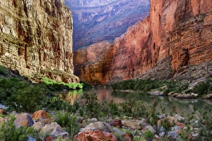 Images Dated 8th May 2005: USA Arizona Grand Canyon Colorado River Float Trip Whitmore Creek