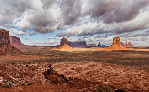 Images Dated 4th February 2014: USA Arizona Monument Valley Under Clouds