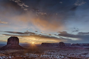 Images Dated 4th February 2014: USA Arizona Monument Valley Early Light