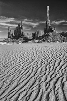 Images Dated 29th April 2013: USA Arizona Monument Valley Totem and Dunes