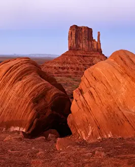 Images Dated 27th September 2010: USA, Arizona / Utah, Monument Valley Navajo Tribal Park, Dusk over West Mitten Butte