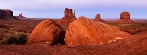 USA, Arizona / Utah, Monument Valley Navajo Tribal Park, Panoramic view of dusk over Mitten