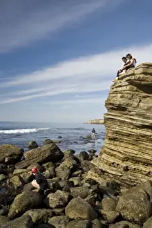 USA, CA, San Diego. People enjoy the tidepools area at Point Loma, near Cabrillo National Monument