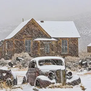 Images Dated 2nd December 2014: USA, California, Bodie. Abandoned car and building in snowfall