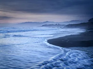 Images Dated 25th May 2022: USA, California, Cambria. Dusk at Moonstone Beach