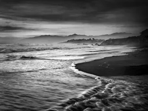 Images Dated 25th May 2022: USA, California, Cambria. Dusk at Moonstone Beach
