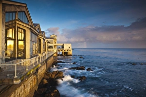 Images Dated 26th December 2010: USA, California, Central Coast, Monterey, residential buildings along Monterey Bay, dawn