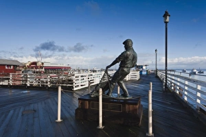 USA, California, Central Coast, Monterey, Fishermans Wharf, fisherman statue