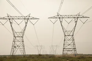 Images Dated 23rd January 2021: USA, California. Converging transmission towers and power lines