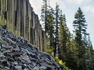 USA, California, Eastern Sierra, Devils Postpile National Monument in autumn