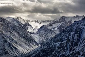 Images Dated 16th December 2020: USA, California, Eastern Sierra, Bishop, View of Sierra Nevada mountains from Highway 395