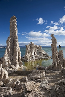 Images Dated 18th April 2011: USA, California, Eastern Sierra Nevada Area, Lee Vining, Mono Lake, tufa stone formation
