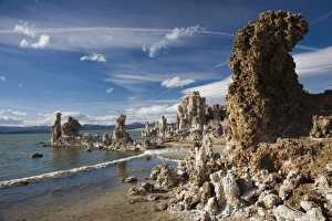 Images Dated 17th April 2011: USA, California, Eastern Sierra Nevada Area, Lee Vining, Mono Lake, tufa stone formation