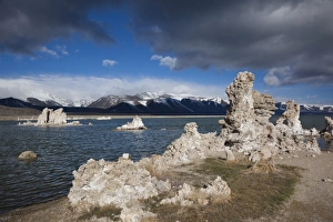 Images Dated 18th April 2011: USA, California, Eastern Sierra Nevada Area, Lee Vining, Mono Lake, tufa stone formation