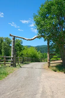 USA, California, Hilt, wooden ranch gate