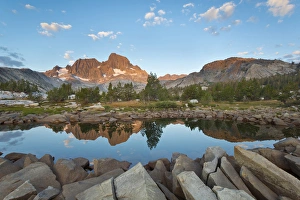 USA, California, Inyo National Forest. Rocky shore of Garnet Lake