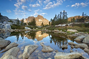 USA, California, Inyo National Forest. Rocky shore of Garnet Lake