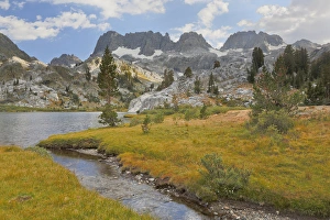 Images Dated 22nd August 2012: USA, California, Inyo National Forest. Landscape of The Minarets and Ediza Lake. Credit as