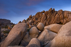 Images Dated 7th April 2007: USA, California, Joshua Tree National Park. Sunset on the boulders in Jumbo Rocks