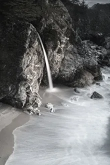 Images Dated 3rd April 2020: USA, California, Julia Pfeiffer Burns State Park. McWay Falls into small cove