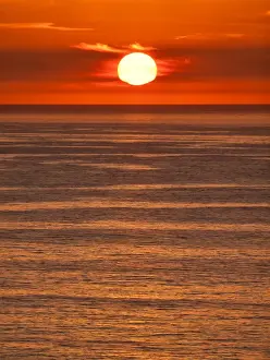 Images Dated 10th January 2010: USA, California, La Jolla, Fiery sun drops into the Pacific Ocean