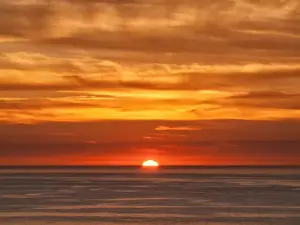 Images Dated 10th January 2010: USA, California, La Jolla, Fiery sun drops into the Pacific Ocean