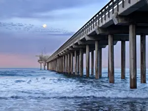 Images Dated 1st January 2010: USA, California, La Jolla, Full moon setting at dawn over Scripps Pier, La Jolla Shores