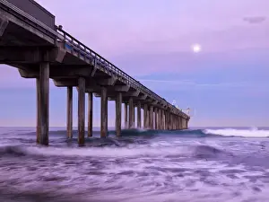Images Dated 1st January 2010: USA, California, La Jolla, Full moon setting at dawn over Scripps Pier, La Jolla Shores