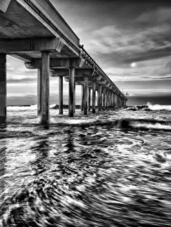 Images Dated 1st January 2010: USA, California, La Jolla, Full moon setting at dawn over Scripps Pier, La Jolla Shores