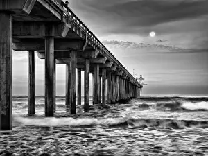 Images Dated 1st January 2010: USA, California, La Jolla, Full moon setting at dawn over Scripps Pier, La Jolla Shores