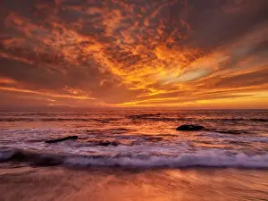 Images Dated 9th October 2009: USA, California, La Jolla, Sunset at north end of Windansea Beach