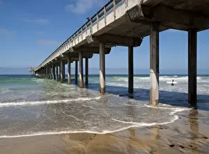 Images Dated 1st September 2011: USA, California, La Jolla, Surfer goes out next to Scripps Pier