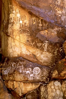 Images Dated 12th October 2007: USA, California, Little Petroglyph Canyon, Ridgecrest. Wall of ancient petroglyph rock carvings