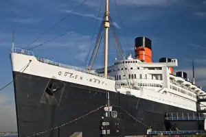 Images Dated 21st December 2008: USA, California, Long Beach. Queen Mary ocean liner museum and Russian submarine Scorpion